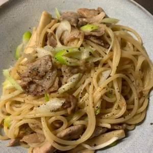 柚子胡椒を効かせて☆きのこと豚肉のバター醤油パスタ